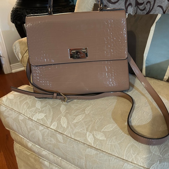 Beautiful pale pink Kate Spade handbag. Crocodile pattern with flip closure. - Picture 6 of 7